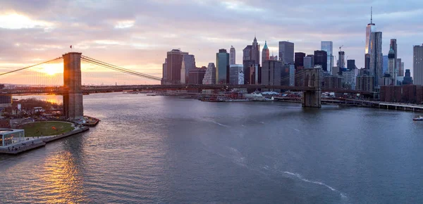 Puente de Brooklyn y Manhattan skyline al atardecer — Foto de Stock