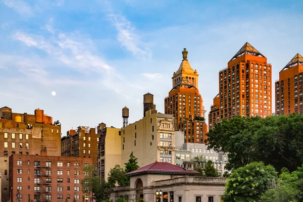 Moon Above Union Square Park em Nova York — Fotografia de Stock