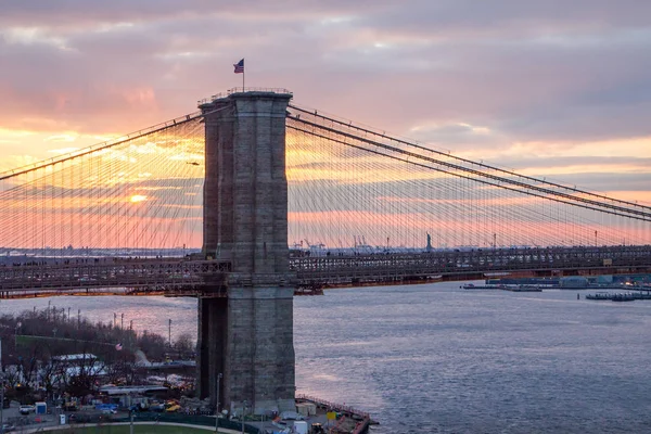 Színes naplementét mögött a Brooklyn-híd, a Manhattan, New York City — Stock Fotó