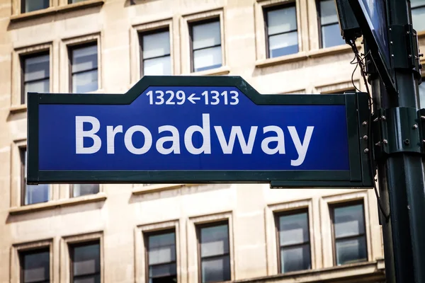 Cartel callejero de Broadway en Manhattan, Nueva York — Foto de Stock