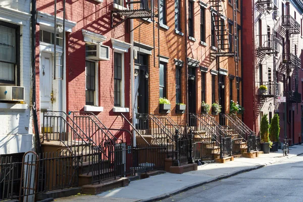 Μπλοκ από ιστορικά κτίρια στον γκέι δρόμο στην πόλη της Νέας Υόρκης — Φωτογραφία Αρχείου