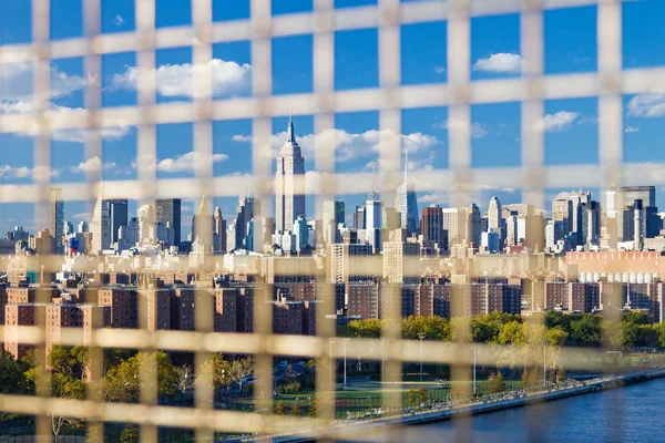 NYC centrum Skyline gezien door een hek — Stockfoto