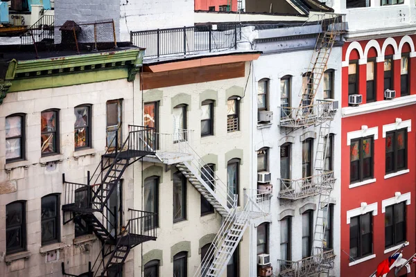 Zabytkowe budynki wzdłuż Bowery w Chinatown New York City — Zdjęcie stockowe