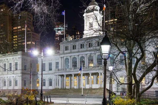 Edificio del ayuntamiento de Nueva York por la noche en Manhattan, Nueva York —  Fotos de Stock