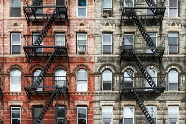 Old Brick Apartamento Edifícios em Nova York Fotos De Bancos De Imagens Sem Royalties