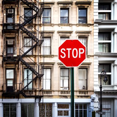 New York'ta eski binaları önünde dur işareti