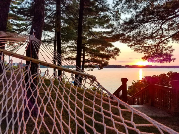 Redes junto ao lago com paisagem de verão Sunet — Fotografia de Stock