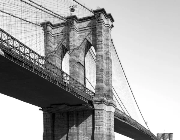 在黑色和白色纽约布鲁克林大桥 — 图库照片