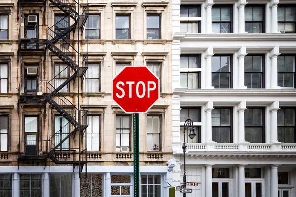 New York'ta eski binaları önünde dur işareti