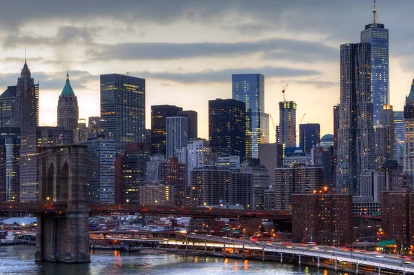 New York City Skyline Lights ao pôr do sol — Fotografia de Stock