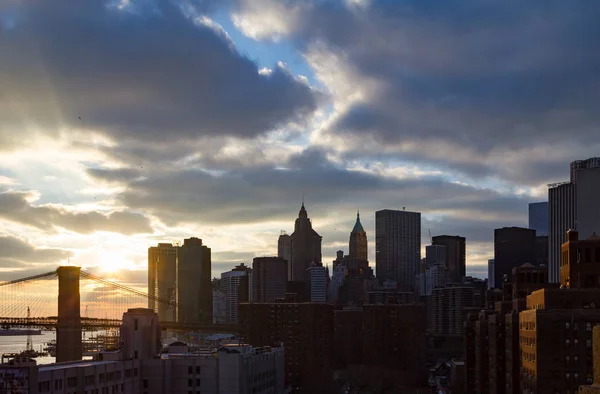 Закат над Нью-Йорком в сумерках — стоковое фото