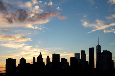 New York City gökdelen siluetleri gün batımında