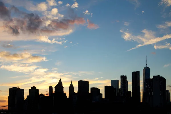 New York City Wolkenkratzer Silhouetten bei Sonnenuntergang — Stockfoto