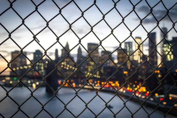 ニューヨーク市の夜のライト フェンス越し — ストック写真