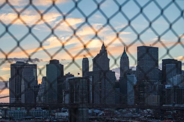 Coucher de soleil derrière la clôture de New York — Photo