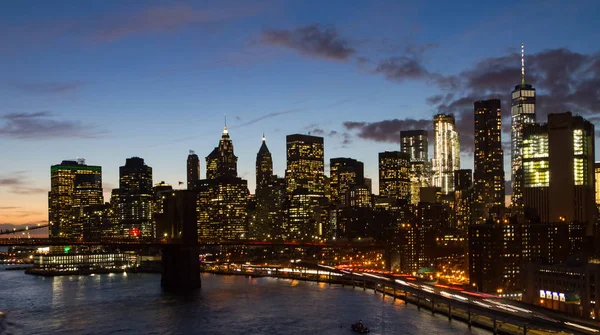 New York City de Skyline van de lichten van de nacht in de schemering — Stockfoto
