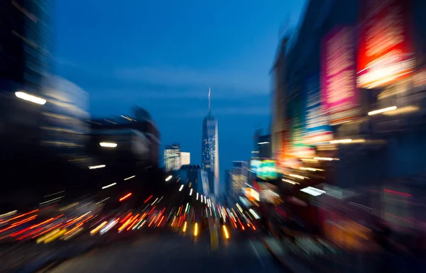 Luci notturne astratte di una scena di strada trafficata a Manhattan New Yo — Foto Stock