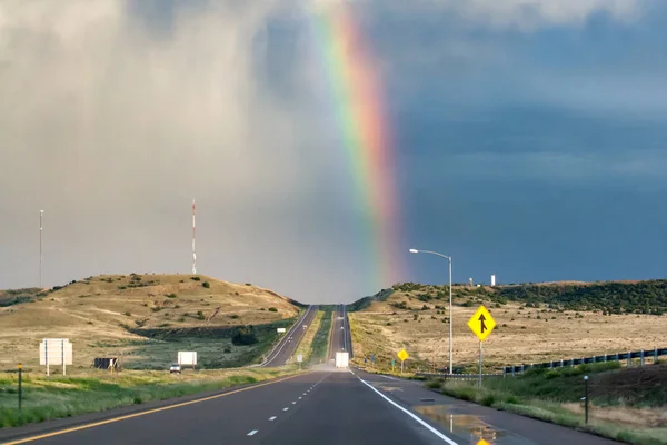 Regnbåge över avlägsen motorväg landskap efter sommarstorm — Stockfoto