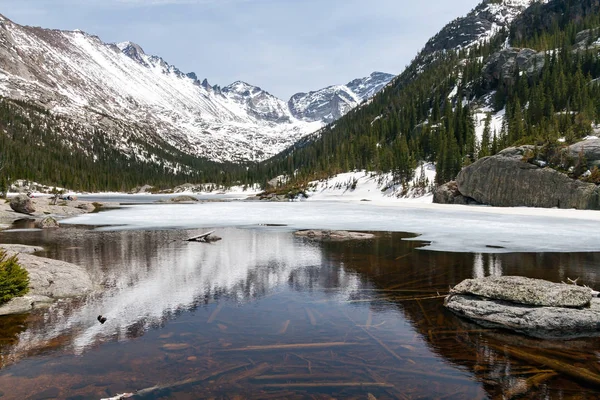 Zamrzlé jezero zimy v pohoří Colorado — Stock fotografie