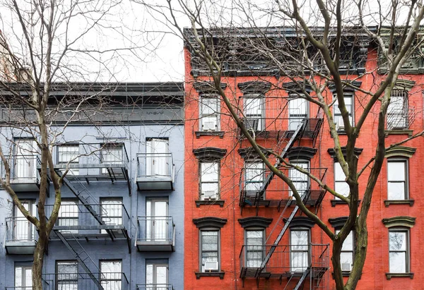 Blauwe en rode gebouwen in de East Village van New York City — Stockfoto