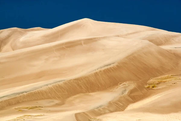 Έρημο τοπίο σε μεγάλες αμμόλοφους εθνικό πάρκο στο Κολοράντο — Φωτογραφία Αρχείου