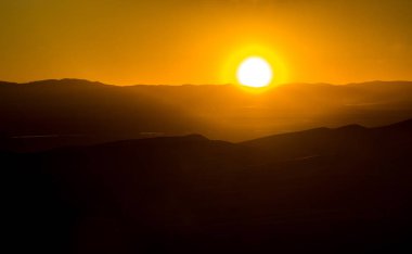 Colorado dağlık manzara arkasında parlayan günbatımı