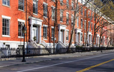 Boş sokak ve Manhattan, New York City'deki binalar