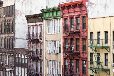 Manhattan'ın Çin mahallesindeki bir blok boyunca renkli eski binalar, 