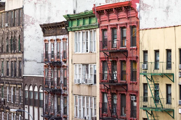 Färgglada gamla byggnader längs ett block i Chinatown i Manhattan, — Stockfoto