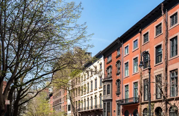 Edifícios históricos em uma rua em Manhattan, Nova York — Fotografia de Stock