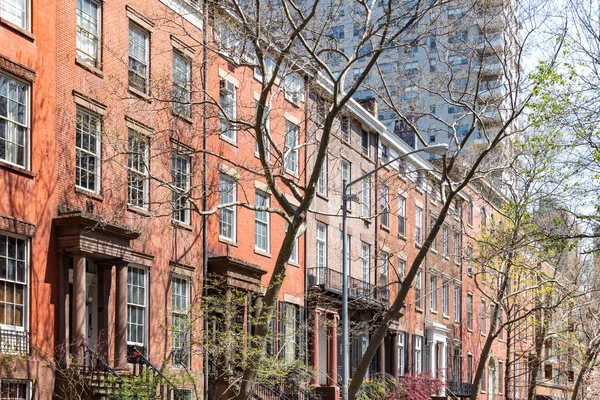 Block of historic brownstone buildings in Manhattan, New York Ci — Stock Photo, Image