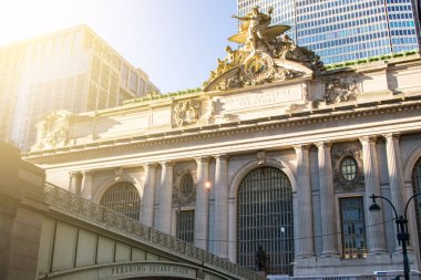 Manhattan Merkez Tren Garı önünde güneş ışığı parlar