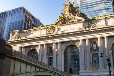 Öğleden sonra güneş parlar Manhattan, Grand Central Station üzerinde yeni 