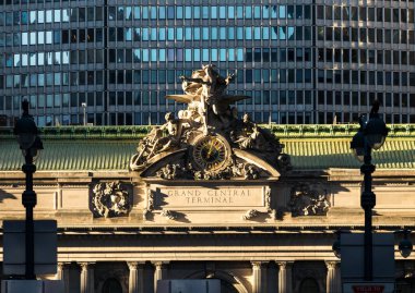 Gün batımı parlar Grand Central Stat önündeki ışığı solmaya