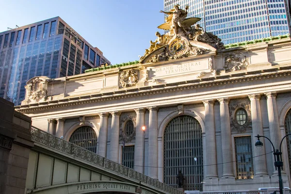 Öğleden sonra güneş parlar Manhattan, Grand Central Station üzerinde yeni 