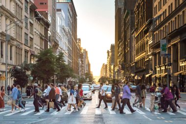 Meşgul insanların kalabalıklar 5th Avenue ve 2 çapraz
