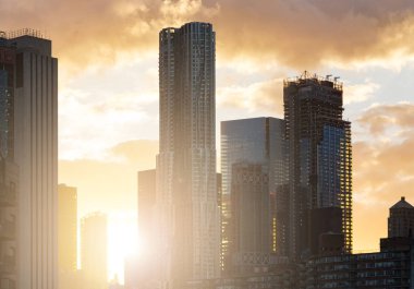 New York City İnşaat colorfu karşı modern gökdelenlerin