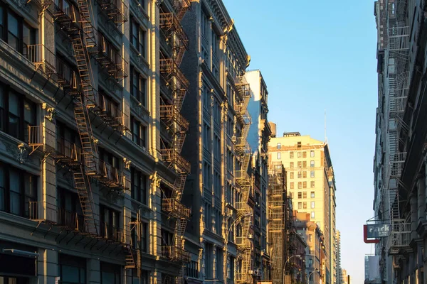Ciepłe światło zachód słońca padające dół blok budynków w nowych Yo — Zdjęcie stockowe
