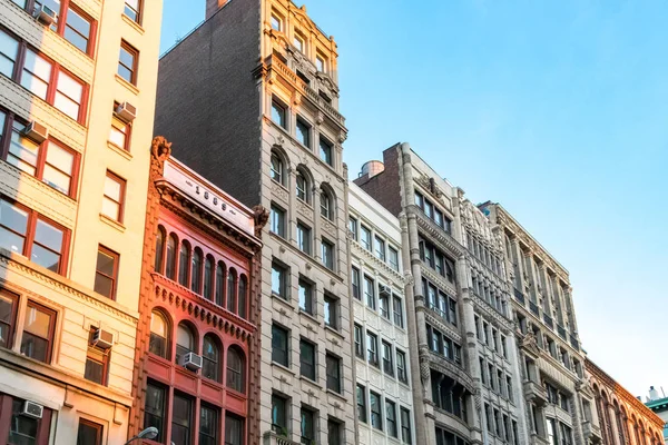 Fila de altos edifícios históricos em Nova York — Fotografia de Stock