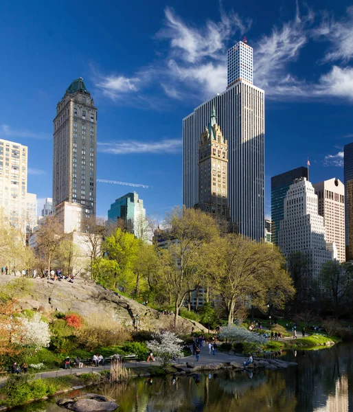 Jarní krajina Central Park v New Yorku s davy lidí — Stock fotografie