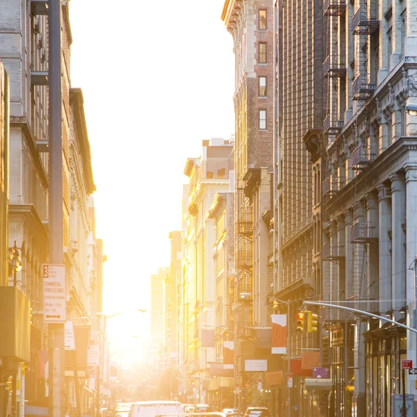 Sunlight shines down the streets of New York City — Stock Photo, Image