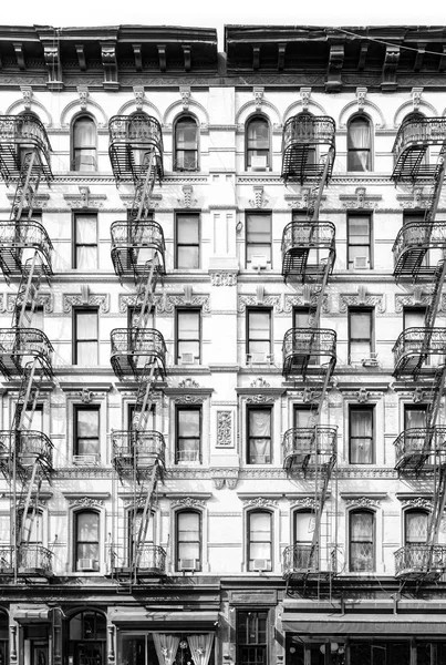 New York City prédio de apartamentos vintage com janelas e fogo e — Fotografia de Stock