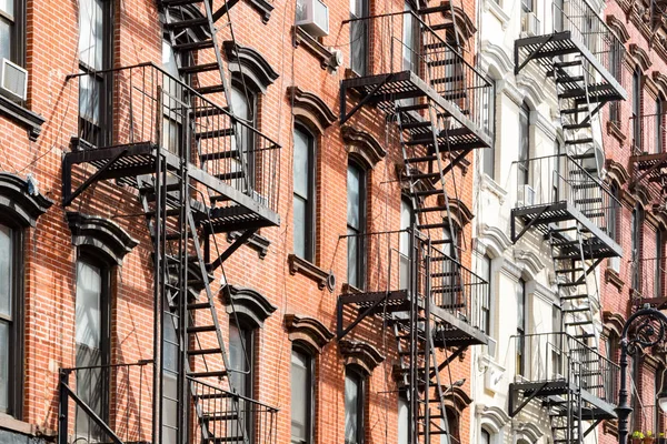 Nova Iorque estilo apartamento edifícios vista exterior com windo — Fotografia de Stock