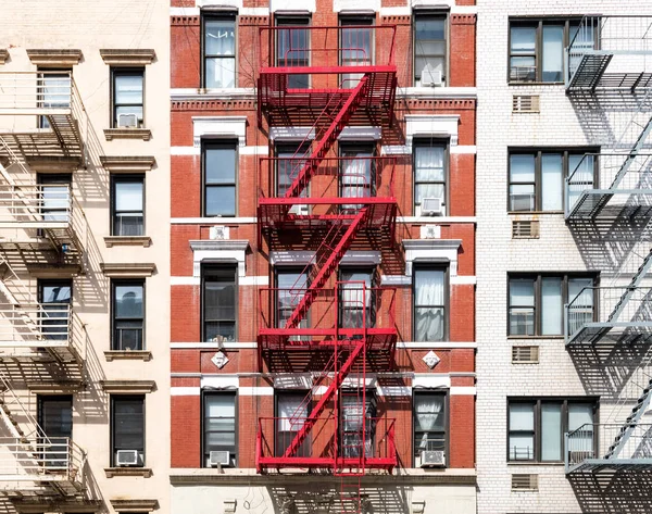 Vista exterior de edifícios de apartamentos antigos em Nova York — Fotografia de Stock