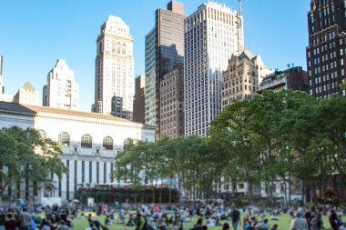 İnsanların kalabalıklar çim Bryant Park'ta bir yaz için toplamak