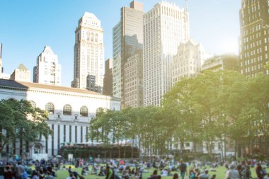 İnsanların kalabalıklar çim Bryant Park'ta bir yaz için toplamak