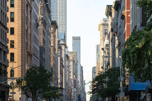 Vista para baixo Fifth Avenue em Manhattan, Nova York, com histórico — Fotografia de Stock