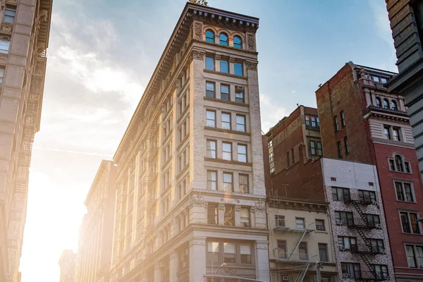 New York'ta eski binaların bir blokta günbatımı yanıyor