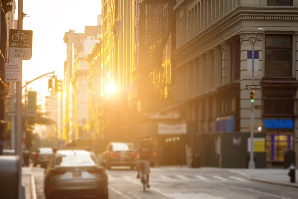 Teslimatçı t ile New York City sokaklarında aşağı bisiklet sürmek — Stok fotoğraf