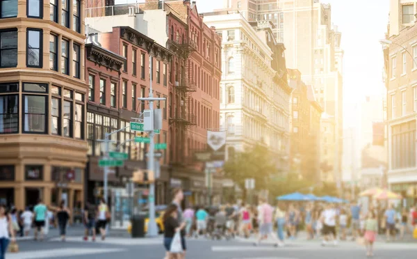 Multidões de pessoas anônimas se reúnem no Union Square Park em New Yo — Fotografia de Stock